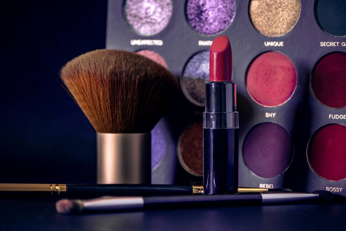 Infographic comparing cotton towel vs. microfiber turban: shows 50% less breakage, 40% faster drying, reduced frizz with turban