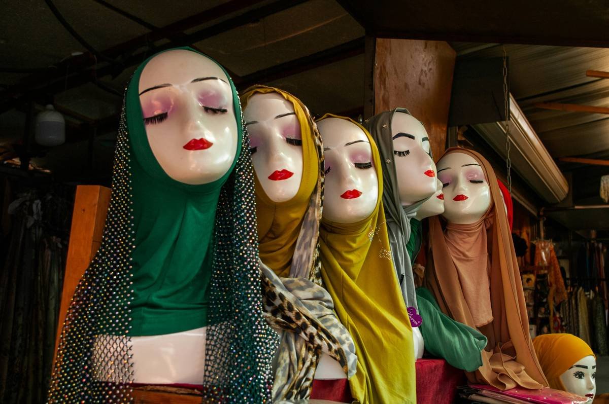 Infographic comparing cotton towel vs. printed hair wrap effects on hair cuticle integrity, drying time, and frizz levels