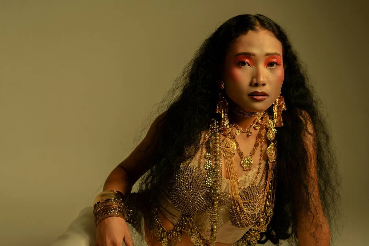 Side-by-side comparison: frizzy hair dried with terry towel vs smooth hair dried with boho hair wrap made of bamboo velour