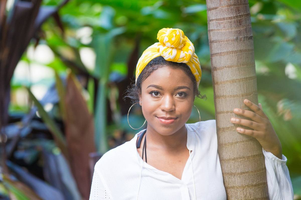 Infographic comparing cotton, terry cloth, satin, and bamboo fabric effects on ethnic hair moisture retention and breakage