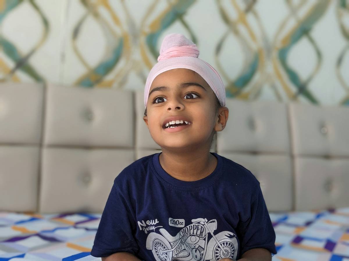 Infographic comparing drying time and hair breakage: cotton towel vs. microfiber turban for kids