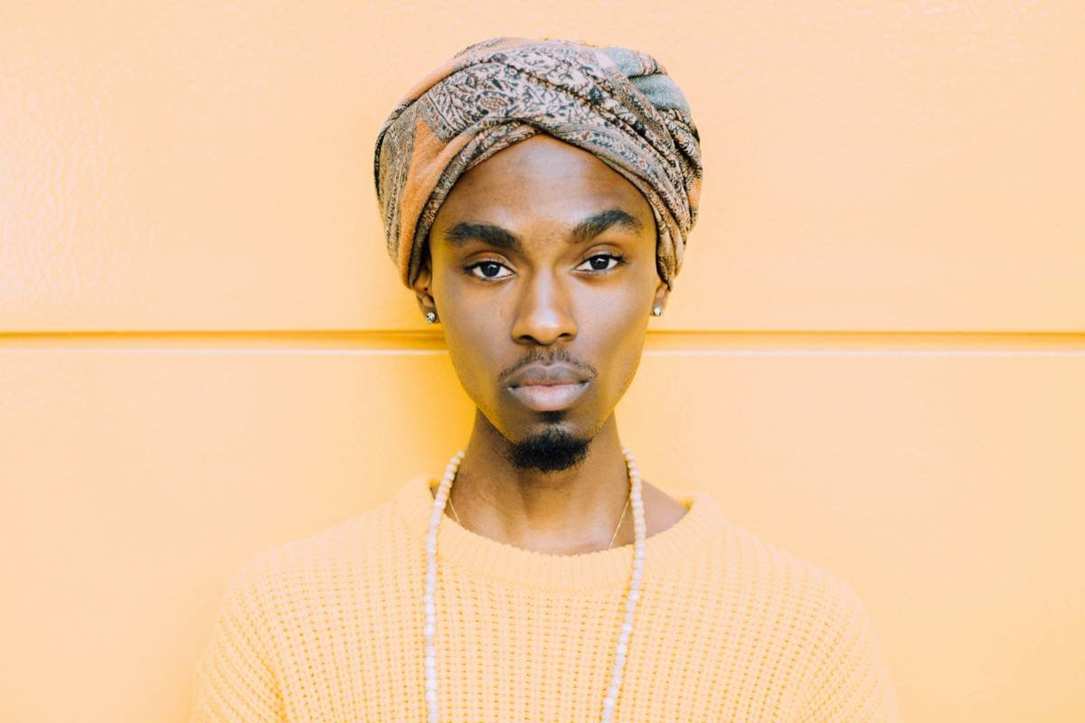 Side-by-side comparison of cotton terry vs. microfiber hair turban showing frizz reduction and moisture retention