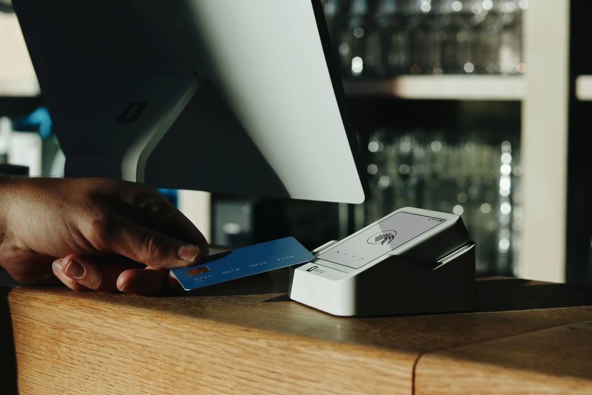 A close-up of a SumUp payment device on a bar counter, ready to accept card payments. A reliable and user-friendly solution for businesses.