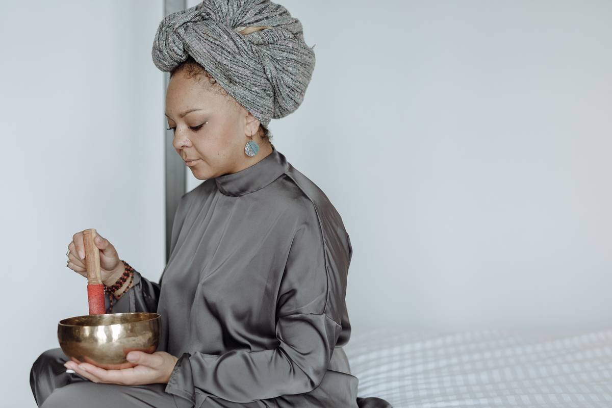 Infographic showing global spiritual hair turban traditions: Yoruba gele (Nigeria), Sikh dastar (India), Berber headwrap (Morocco), and Black American Sunday headwrap customs