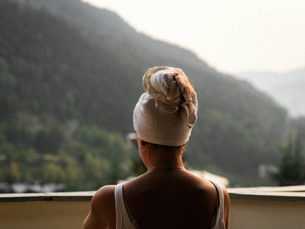 Comparison of different spa head wrap materials showing silk vs cotton effects on hair